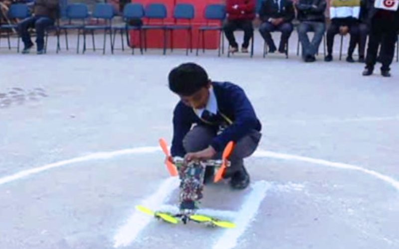 ८ कक्षामा अध्ययनरत विद्यार्थीले बनाए नमूना हेलिकप्टर