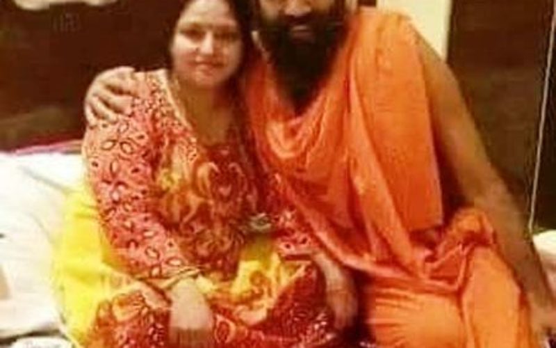 योगगुरु बाबा रामदेवको अँगालोमा रहेकी महिलाको तस्विर बन्यो भाइरल